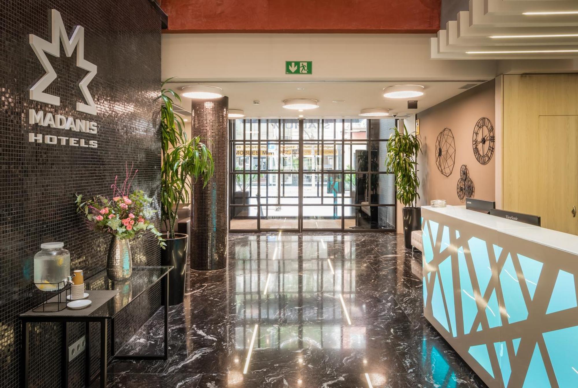 Arya Stadium Hotel — Photos 1